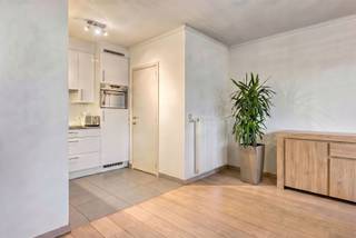 <h3><span>TOPLIGGING !</span></h3><h3><span>Ruim, modern appartement in het hartje van Oudenaarde</span></h3><p><span>Dit ruim appartement van </span><span>111 m²</span><span> combineert comfort en een uitstekende ligging in het centrum van Oudenaarde en beschikt over een </span><span>ruim zuidwestgericht groot terras</span><span>, ideaal om volop van de zon te genieten.</span></p><p><span>De zeer ruime leefruimte sluit naadloos aan op de </span><span>open ingerichte keuken</span><span>, wat zorgt voor een aangenaam en open woongevoel. </span></p><p><span>Verder beschikt het appartement over een </span><span>aparte berging</span><span>, een </span><span>afzonderlijk toilet</span><span> en </span><span>twee volwaardige slaapkamers</span><span>.</span></p><p><span>De volledig uitgeruste badkamer is voorzien van een </span><span>dubbele lavabo, douche én ligbad</span><span>, wat extra comfort biedt.</span></p><p><span>Daarnaast is er de </span><span>mogelijkheid tot aankoop van een grote garagebox met extra berging</span><span>, een absolute troef in het stadscentrum.</span></p><p><span> </span></p><p><span>Technische weetjes : </span></p><p><span>- CV op aardgas</span></p><p><span>- ALU schrijnwerk</span></p><p><span>- EPC B-label</span></p><p><span>- Elektriciteit conform</span></p><p><span>- Waterverzachter</span></p><p><span> </span></p><p><span> </span></p><p><span>Perfect onderhouden door de huidige huurder !</span></p><p><span> </span></p><p><span>Ideale opbrengsteigendom maar uiteraard ook geschikt voor eigen bewoning. <br /><br /></span></p><p><span> </span></p><p><span>Maak je afspraak via jurgen@immodhondt.be</span></p>