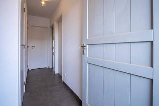 Modern 2-slaapkamer appartement met groot terras<br /><br />Instapklaar appartement op de eerste verdieping (lift aanwezig) in het groene Achterbos.<br /><br />Het appartement met een oppervlakte van 81m² bevindt zich in een recent en kleinschalig gebouw met slechts acht wooneenheden.<br /><br />Dit moderne appartement biedt alle comfort en energiezuinig wonen (EPC label B). De lichtrijke open leefruimte sluit naadloos aan bij de moderne en volledig uitgeruste keuken. Vanuit de leefruimte is er toegang tot het private terras met zicht op groen. Het appartement beschikt over twee slaapkamers en een badkamer met dubbele wasbak en inloopdouche. Naast de badkamer is er nog een afzonderlijk toilet. Tenslotte zijn er 2 bergingen waarvan één met aansluiting voor was- en droogmachine.<br /><br />De ruime kelderberging en bovengrondse staanplaats zijn inbegrepen in de vraagprijs.<br /><br />Kortom een comfortabel, onderhoudsvriendelijk en energiezuinig appartement op een fijne locatie !<br /><br />Specificaties :<br />* gunstig EPC B<br />* instapklaar, vrij van huurder<br />* lift aanwezig<br />* aluminium ramen met vliegenramen en op maat gemaakte blinden<br />* groot en privaat terras met zicht op groen<br /><br />Verkoop onder registratierechten.<br /><br />Kijkmomenten zijn enkel mogelijk op afspraak van vrijdag 24 tot en met zondag 26 april en van vrijdag 1 mei tot en met zondag 3 mei.<br /><br />Om een bezoek in te plannen kan u mailen naar jokerenaerts@hotmail.com of bellen naar 0494/844846 (graag na 18u 's avonds).<br /><br />