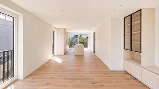 Bijzonder mooi appartement, nooit eerder bewoond, voorzien van twee slaapkamers, grote zonneterrassen en de mogelijkheid tot het aankopen van een garage in het gebouw. Dit appartement is knap afgewerkt, met veel maatkasten en voldoet aan alle hedendaagse normen en voorschriften: vloerverwarming met warmtepompen, een conforme elektrische installatie, zonnepanelen, volledig asbestveilig en energielabel A. De residentie werd gebouwd in 2025. Verkoop onder registratierechten. <br /><br />Uitstekend gelegen in het dorp van Westkapelle te Knokke-Heist, met het station van Knokke op slechts 2 km en alle dagelijkse winkels als een bakker of beenhouwer in de straat. <br /><br />Het appartement beschikt over een 100 m² aan vloeroppervlakte met o.a. een grote zonnige woonkamer met een open en compleet ingerichte keuken, aan beide kanten van de living een mooi zonneterras waar gemakkelijk een tafel kan geplaatst worden. Verder twee slaapkamers ook telkens voorzien van ingemaakte kasten, gastentoilet, bergruimte en een mooie grote badkamer met inloopdouche en dubbele lavabo. <br /><br />Gemeenschappelijke fietsenberging inbegrepen en indien gewenst kan er een garagebox aangekocht worden in het gebouw.<br /><br />Bezoeken? Contacteer Willem Cauwels op Tel 050.89.27.70