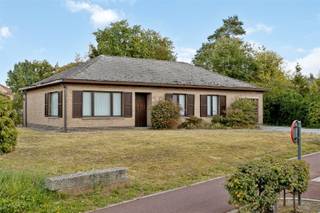 <p><span>Deze woonst is gunstig gelegen nabij het centrum van Heultje (Westerlo) en biedt vlotte verbindingen naar omliggende gemeenten, steden én de E313.</span></p><p><span>Een ideale locatie met alle voorzieningen binnen handbereik!</span></p><p><span> </span></p><p><span>De woning beschikt over een solide basis en biedt heel wat mogelijkheden tot modernisering zodat u er een hedendaagse gezinswoning van kan maken!</span></p><p><span> </span></p><p><span>Indeling: Inkom- en nachthal, afzonderlijk toilet, ruime en lichtrijke leefruimte, keuken (voorzien van kasten en toestellen), drie slaapkamers, badkamer (voorzien van lavabo, douche &amp; ligbad), inpandige garage.</span></p><p><span> </span></p><p><span>Extra info: CV op stookolie, dubbele beglazing (buitenschrijnwerk: hout), volledig onderkelderd (deels kruipkelder), zolder (bereikbaar via valtrap-uitbreidingsmogelijkheden!).</span></p><p><span> </span></p><p><span>Met zijn perceel van 7A 40CA en een bruikbare vloeroppervlakte van 168 m² (cfr EPC) is deze open bebouwing de perfecte woning voor gezinnen die op zoek zijn naar ruimte, rust en toekomstmogelijkheden!</span></p><p><span> </span></p><p><span>SBU &amp; bodemattest: In aanvraag.</span></p><p><span> </span></p><p><span>Breng snel een bezoek voor het te laat is! Neem contact op met Kenneth (kenneth.pollet@vastgoedhuys.be) op 0472/03 25 88 of Melissa (melissa.cardaci@vastgoedhuys.be) op 0486/54 71 80.</span></p>