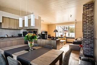 Op een uitstekende locatie in het centrum van Grasheide bevindt zich deze ruime woning met veel mogelijkheden. Dankzij de centrale ligging geniet u van een uitstekende bereikbaarheid, met winkels, scholen en openbaar vervoer op wandelafstand.<br /><br />We betreden de woning via de inkomhal. Het gelijkvloers omvat een toonzaal dewelke ingericht kan worden als een woonkamer, verdeeld worden in slaapkamers,... Verder beschikt u op het gelijkvloers over een berging en een bureau. Op de eerste verdieping beschikt u over een master bedroom met dressing, de badkamer, uitgerust met een ligbad, toilet en lavabomeubel en de woonkamer met open keuken. De keuken is volledig geïnstalleerd en uitgerust met de voornaamste toestellen. De tweede verdieping is volledig afgewerkt tot een zeer ruime slaapkamer.<br /><br />Via een aparte inkom heeft u toegang tot het bijgebouw. Dit is ingericht als een zorg-unit / kangoeroewoning. U beschikt hier op het gelijkvloers over een woonkamer met open keuken dewelke volledig geïnstalleerd is en een badkamer met ruime douche, een lavabomeubel, toilet en plaats voor de wasmachine en droogkast. Op de eerste verdieping is er een ruime slaapkamer met dressing dewelke over een airco-unit beschikt. Dit woongedeelte kan ook dienst als kantoor, praktijkruimte,.. <br />Ten slotte kan u in de mooi aangelegde tuin met tuinkamer steeds in alle rust en privacy genieten van het mooie weer. <br /><br />Rondom de woning beschikt u over voldoende parkeermogelijkheden.<br /><br />U bent verplicht om deze woning binnen de 6 jaar na aankoop grondig energetisch te renoveren tot minimum EPC-label D. <br /><br />Dit is een uitstekende opportuniteit als u op zoek bent naar een ruime woning met veel potentieel te Grasheide. Contacteer ons voor meer informatie op 0480 66 14 77 of neem een kijkje op www.boonstravastgoed.be . <br /><br />Bijzonderheden:<br />- Veel potentieel<br />- 2 tot 4 slaapkamers mogelijk<br />- Mogelijkheid tot kangoeroewonig