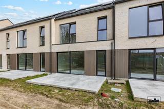 <p><span>Een knappe en ruime nieuwbouwwoning met een bewoonbare oppervlakte van 205 m², op een centrale doch rustige locatie, voorzien van alle modernste technieken en klaar voor de toekomst. Meesterhof is gelegen in een rustig binnengebied vlak aan de Schoolstraat en de N70. Voor je het goed en wel beseft, sta je in het centrum van Beveren of in de haven van Antwerpen. De oplevering is voorzien voor september 2025 dus vanaf dan kan jij dit jouw thuis noemen. Je betreedt de woning in de inkomhal waar zich ook het afzonderlijke gastentoilet bevindt. Wanneer je verder doorloopt kom je uit in de ruime woonkamer waar de open keuken volledig mee geïntegreerd is in het geheel. De keuken is ook nog voorzien van een handige berging. Vanuit de woonkamer kijk je uit op je eigen groene tuin met terras. Vooraan de woning vind je ook nog een praktische fietsenberging. Op de eerste verdieping vind je de 3 ruime slaapkamers, de volledig uitgeruste badkamer en nog een apart toilet. Op de tweede verdieping heb je dan nog een zeer ruime zolder waar je nog alle kanten mee uit kan. Er zijn 4 woningen van dit type beschikbaar. Heb je vragen of wil je graag een woordje meer uitleg over het prachtige project? Neem dan contact op via info@hestor.be of op het telefoonnummer 052 20 05 05. Tot snel. </span></p>