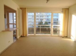 <p><span>Op een zucht van Leuven, vlakbij IMEC en Gasthuisberg, zijn wij verheugd dit ,in 2017, gerenoveerd appartement met 1 slaapkamer te koop aan te bieden. Dit centraal doch rustig gelegen appartement is gesitueerd achteraan op de derde verdieping van een welonderhouden residentie.<br />Het energiezuinig appartement heeft een nuttige-bewoonbare oppervlakte van 55 m² en omvat een inkomhalletje met gastentoilet en een aparte berging, een lichtrijke en een gezellige living met aansluitend een open ingerichte keuken, dit alles uitgevend op een ruim en west georiënteerd terras met praktische berging en met </span><span>unieke vergezichten over Leuven en omgeving</span><span> . Verder is er nog een aparte slaapkamer met grote kleerkast en een badkamer met inloopdouche aanwezig. </span><span>Op het gelijkvloers is er nog een individuele kelder en een gemeenschappelijk fietsen-en vuilnislokaal voorzien. Bovendien kunnen de toekomstige bewoners van dit eigendom genieten van een welonderhouden en gemeenschappelijke tuin. <br />Kortom, dit gezellig en gerenoveerd appartement is zeker een bezoek waard. Voor snelle beslissers.</span></p>