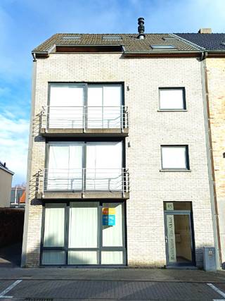 Gelijkvloers appartement met 2 slaapkamers en terras in een kleine (4 app.) en rustige residentie. Gelegen op 50 meter van het Ten Akker Park en...