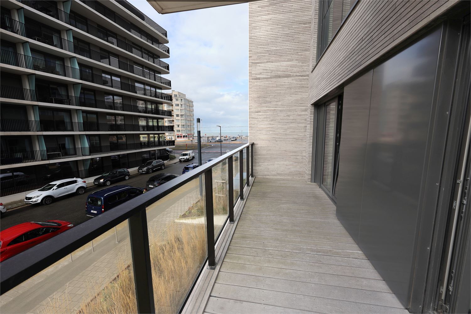 Recent service flat with side sea view in Mariakerke-Oostende! - photo 2