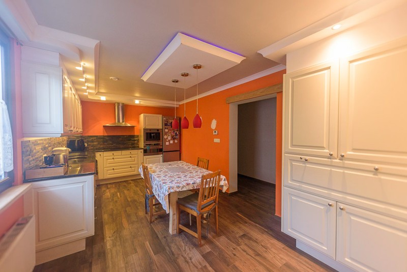 Deels gerenoveerde hoekwoning met garage nabij het centrum - photo 5