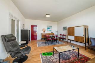 Droom je van een eigen stek aan de kust? Dit appartement te koop in Bredene aan Zee biedt een unieke kans om te genieten van rust, licht en een adembenemend uitzicht.<br /><br />Dit instapklaar appartement van 60m² beschikt over een lichtrijke leefruimte met directe toegang tot het terras, waar je elke dag wordt getrakteerd op een fraai zicht over de duinen en de zee. De open indeling creëert een aangenaam ruimtegevoel, terwijl de keuken en badkamer functioneel ingericht zijn. Met één volwaardige slaapkamer is dit het ideale pand voor wie een tweede verblijf zoekt of compact wil wonen aan zee. Gelegen in een topligging in Bredene aan Zee, nabij het centrum en de kust, geniet je hier namelijk van een perfecte combinatie tussen natuur en bereikbaarheid.<br /><br />Interesse in dit appartement in Bredene aan Zee? Neem vandaag nog contact op met Immo Francois en plan je bezoek. Actief in Bredene en omstreken begeleiden wij je graag bij elke stap naar jouw nieuwe eigendom.<br /><br />Denk je eraan je huidige woning te verkopen? Immo Francois biedt een professionele en vrijblijvende begeleiding.<br /><br />Woning verkopen in Bredene aan Zee? Vraag je gratis schatting aan bij Immo Francois via [e-mail].<br /><br />