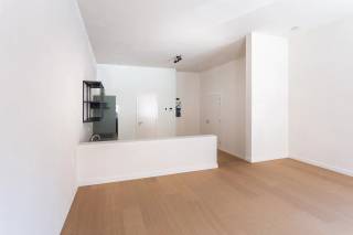 On the ground floor of the stylish new development 30Noord, you will find this modern and bright studio apartment. Thanks to its excellent location, you live just minutes away from the vibrant Eilandje district, Park Spoor Noord, and the historic city center of Antwerp. Additionally, the property offers easy access to public transport and major roads.<br /><br />The studio features a pleasant living area with an open, fully equipped kitchen complete with all necessary built-in appliances. There is ample space to create a comfortable sleeping area. Throughout the living space, the parquet flooring adds a warm and contemporary touch.<br /><br />The elegant bathroom includes a walk-in shower and a washbasin with a practical storage unit. <br /><br />An additional advantage is the option to rent a parking space for €125 per month.<br /><br />This is an ideal home for anyone looking for comfortable, modern living in a central location.<br /><br />Rent: €795 per month  <br />Service charges: €100 per month  <br />Availability: Immediately  <br /><br />Interested?  <br />Contact LISTED to schedule a visit: +32 3 283 51 51.