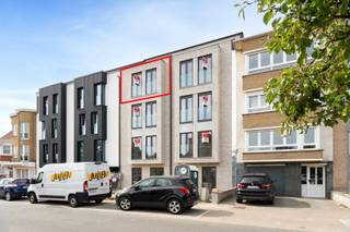 <strong>Koksijde: Luxueus nieuwbouwappartement met ruim terras vlak bij het centrum!</strong> <br />
<p><br />Ontdek dit stijlvolle appartement in het gloednieuwe woonproject residentie Isabella, gelegen in het hart van Koksijde.<br />Deze moderne residentie bevindt zich op wandelafstand van winkels, restaurants en het strand, en combineert een centrale ligging met rust en privacy.<br />Met zijn eigentijdse architectuur, duurzame materialen en oog voor detail biedt Residentie Isabella een exclusieve woonervaring aan de Belgische kust.<br /><br /><br /><strong>Indeling:</strong><br />Inkomhal, gastentoilet, berging met aansluiting voor wasmachine, badkamer met dubbele wastafel in meubel en douche, ruime leefruimte met open keuken en aangrenzend zongericht terras, 2 volwaardige slaapkamers.<br /><br /><br /><strong>Troeven:</strong></p>
<ul><li>Kleinschalig en rustig wonen met slechts 9 appartementen.</li><li>Optimale geluidsisolatie voor extra privacy.</li><li>Moderne energie-efficiëntie en ventilatiesysteem.</li><li>ruim zonneterras.</li><li>Ondergrondse verdieping met parkeerplaatsen en bergingen.</li></ul>
<br /><strong>Meer informatie?</strong> Contacteer Christian op 058 51 23 23.