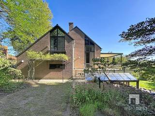 <p><span>In het groene Schaffen, een deelgemeente van Diest, bevindt zich deze prachtig gelegen villa met een uniek architecturaal ontwerp. <br />Het eigendom is ingeplant op een royaal perceel van 57a 74ca en geniet bovendien van achterliggende vijvers op 75a 54ca, waardoor u hier kunt wonen in een uitzonderlijke omgeving waar rust, ruimte en natuur centraal staan.</span><span><br />De woning is omgeven door mature bomen, een groene tuin en prachtige vergezichten</span><span> </span><span>op het Webbekoms Broek, een Europees stiltegebied.</span><span><br /></span><span>Tegelijk bevindt u zich op een bijzonder gunstige locatie. De verkeersluwe Wijerstraat biedt een uitzonderlijke woonrust met geen doorgaand autoverkeer (of enkel bestemmingsverkeer), terwijl fiets- en wandelverbindingen zorgen voor een aangename doorsteek richting Diest en het omliggende groen. <br />Hier woont u dus bijzonder rustig en midden in de natuur, zonder aan bereikbaarheid in te boeten.</span></p><p><span>Het station van Diest, het centrum van Schaffen en het bruisende centrum van Diest bevinden zich bovendien vlakbij.</span></p><p><span>Winkels, scholen, openbaar vervoer, horeca en belangrijke verbindingswegen zijn vlot bereikbaar, waardoor deze villa een zeldzame combinatie biedt van privacy, bereikbaarheid en wooncomfort.</span></p><p><span>Binnenin valt deze villa meteen op door haar karaktervolle uitstraling, doordachte volumes en lichtrijke leefruimtes. <br />Op straatniveau springt de indrukwekkende leefruimte in het oog met hoge plafonds, grote raampartijen en een open gevoel dat voor een bijzonder aangename woonbeleving zorgt. <br />De open leefruimte bestaat uit een vide met leeshoek en aparte bureelruimte, een aparte zitplaats (TV-hoek) en de eetkamer. <br />De charmante trapstructuur in deze leefruimte en de verschillende niveaus geven de woning een eigenzinnig en warm karakter. <br />De eetkamer staat in verbinding met de ruime keuken met ontbijthoek. Beide ruimtes bieden toegang tot het terras met overkapping. <br />Vanop het ruime terras geniet u van een adembenemend zicht op de omliggende tuin, het groen en de achterliggende vijvers. <br />Hier komt de unieke ligging volledig tot haar recht: ontbijten in de ochtendzon, ontspannen met zicht op de natuur of gasten ontvangen in alle rust. <br />Op straatniveau treffen we verder de inkomhal met apart toilet, een apart bureel en toegang tot de ruime garage voor 2 wagens met sectionale garagepoorten.<br />De 3 slaapkamers, de badkamer en de aparte douchekamer bevinden zich een verdieping lager dan de leefruimtes, op tuinniveau. <br />Op deze verdieping vinden we ook de wintertuin, de CV-ruimte, de wasplaats, 2 extra opbergruimtes en de toegang tot de kelders. <br />De woning heeft 3 bruikbare kelders (inclusief een wijnkelder). De rest van de woning is voorzien van kruipkelders voorzien van een droge betonnen vloer en vlot bereikbaar langs 2 kanten.</span></p><p><span>De mooi aangelegde tuin volgt op natuurlijke wijze de helling van het terrein en biedt verschillende gezellige plekjes om volop van het buitenleven en de rust te genieten. </span></p><p><span>Twee kleine, organisch aangelegde vijvertjes geven de tuin extra karakter terwijl de twee composietterrassen uitnodigen tot een gezellige barbecue, een rustige (na)zomeravond of heerlijk ontspannen in een hangstoel.</span></p><p><span>Hier nog wat extra troeven op een rij:</span></p><p><span>- Gunstig EPC </span><span>196 kWh/m²/jaar</span><span> = B-label<br />- Elektriciteit is conform tot 19/02/2051<br />- De aardgasketel is nieuw van 2025</span></p><p><span>- PV/Zonneboiler<br />- 3 airco-units: met name in de keuken, de bureelruimte in de inkomhal en de bureelruimte aan de leeshoek.<br />- Videofoon<br />- Alarm met onderhoudscontract<br />- Automatische inkompoort<br />- Inpandige garage voor 2 wagens met automatische poorten</span></p><p><span>- Externe garage met kantelpoort in gemetst bijgebouw <br />- Regenwaterput 5.000L<br />- De villa en het omliggende bos zijn volledig omheind<br />De eigendom is ideaal voor wie op zoek is naar een woning met karakter, ruimte en potentieel op een unieke locatie. <br />De royale perceeloppervlakte, de achterliggende vijvers en de bijzondere architectuur maken van dit pand een buitenkans voor liefhebbers van natuur, licht en exclusief wonen. <br />Overal is er een sterke connectie met het groen rondom de woning, wat zorgt voor een gevoel van privacy en sereniteit.<br />Kortom: een unieke villa op een uitzonderlijke groene locatie in Schaffen, waar rust, ruimte en bereikbaarheid samenkomen. </span></p><p><span>Een eigendom dat u niet alleen bezoekt, maar echt beleeft.</span></p><p><span>Voor meer informatie of een bezoek ter plaatse kan u contact opnemen met Nathalie Ooms van Immo Diest via <span>nathalie@immodiest.be</span></span><span> of telefonisch op 013 31 25 22.</span></p><p><span>In afwachting van het bezoek kan u alvast de virtuele tour bekijken.</span></p><p><span> </span></p>