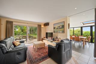<p><strong>Ontdek deze ruime vrijstaande villa met veel lichtinval, gelegen in een rustige doodlopende straat in een landelijke omgeving.<br /><br /></strong></p>
<p>De woning is omgeven door rust en groen, omwille van het landelijke karakter en de doodlopende straat. Bovendien is de woning omringd door een prachtige tuin met beplanting en bomen, een echte oase. Dankzij de open zichten op de omgeving als ook het ruime terras, is het genot van de omgeving een dagelijkse beleving. De oriëntatie van de woning werd zorgvuldig ingepland om zowel maximaal te genieten van de omgeving als ook te beschikken over een enorm gevoel van privacy.<br /><br /></p>
<p>In totaal beschik je hier maar liefst over staanplaatsen voor 5 wagens. Zowel 2 plaatsen voorzien in de ruime inpandige garage (die tevens beschikt over extra ruimte met een tussenverdieping), als ook 3 staanplaatsen op de oprit. Dit zorgt ervoor dat uiteenlopende zelfstandige beroepen of praktijkruimtes kunnen ingevuld worden. Achteraan de woning is voldoende ruimte voor een thuiskantoor waar klanten ontvangen kunnen worden. Tot slot, is omwille van de ruime zolder en het bijgebouw ook nog bijzonder veel plaats beschikbaar als opbergruimte.<br /><br /></p>
<p>De woning beschikt over hedendaags technisch en ecologisch comfort zoals onder andere grondige isolatie, zonnepanelen (18 stuks), een laadpaal en warmtepompen. Bovendien is in het hart van het huis een speksteenkachel aanwezig. Op deze manier kan de warmteverdeling alsook de sfeer en gezelligheid doorheen het jaar zowel praktisch als ecologisch afgestemd worden.<br /><br /></p>
<p>De woning heeft een zeer gunstig PEB label A.<br /><br /></p>
<p>Interesse in deze "future proof" en kwalitatieve woning? Neem spoedig contact op voor een bezichtiging.</p>