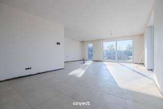 Aankoop mogelijk aan 6% BTW!Ontdek deze zeer ruime en moderne halfopen nieuwbouwwoning op een gunstige locatie in Sijsele, met vlotte verbindingen naar Brugge, Maldegem en de Kust. In de directe omgeving vindt u winkels en openbaar vervoer.De woning combineert moderne architectuur met hoogwaardige afwerking en biedt een bewoonbare oppervlakte van ca. 200 m², aangevuld met een vrijstaande garage van 28 m².Indeling: inkomhal met gastentoilet, ruime en lichtrijke leefruimte (47 m²) met open, volledig geïnstalleerde keuken en aansluitende berging/wasplaats. Op de eerste verdieping bevinden zich 3 slaapkamers, waaronder een master bedroom (17 m²) met ruimte voor een grote dressing, een stijlvolle badkamer met inloopdouche, ligbad en dubbel lavabomeubel, en een apart toilet. De zolder (28 m²) met vaste trap biedt extra mogelijkheden (leidingen worden voorzien)Buiten geniet u van een zuidwestgerichte tuin met inbegrepen afsluiting.Energiezuinig wonen met E-peil < E20, warmtepomp, vloerverwarming, regenwaterput 7500l aangesloten aan de sanitaire installatie, ventilatiesysteem D en zonnepanelen.📞 Contacteer Lorenzo voor een bezoek: 0492 08 08 08 – lorenzo@correctvastgoed.be👉 Online schattingstool: https://www.correctvastgoed.be/schatting