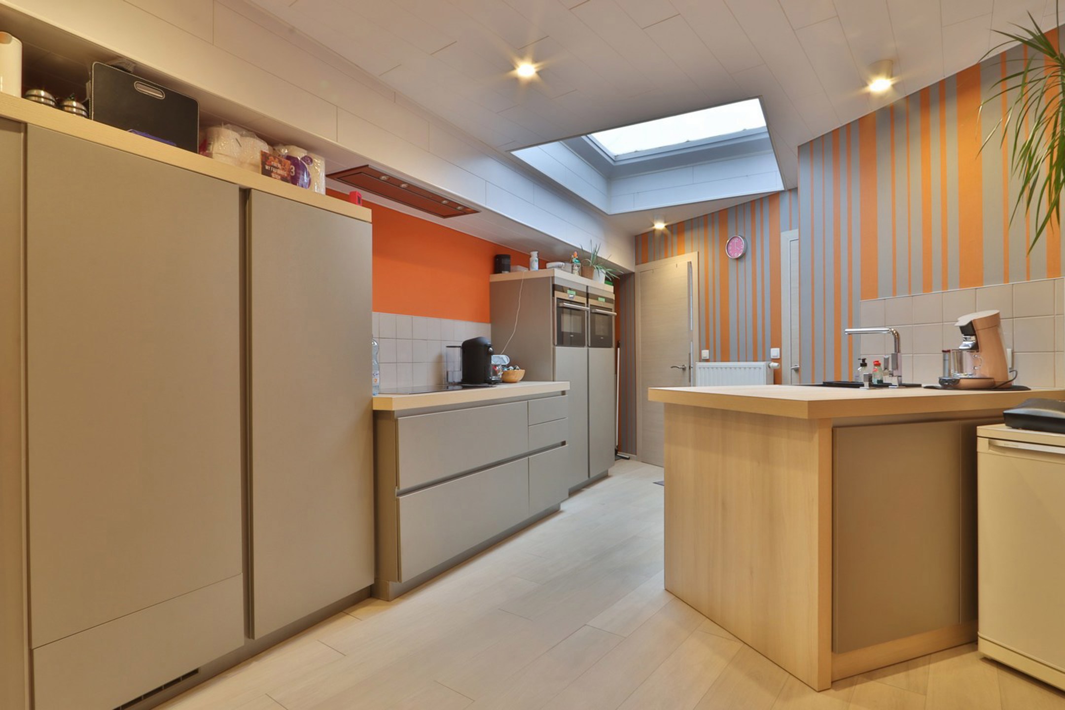 Gezellige woning met 2 slaapkamers, koer en autostplts op centrale ligging in Melsele! - foto 4