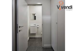 Op een rustige ligging aan de rand van het centrum bevindt zich deze verzorgde en energiezuinige gezinswoning met maar liefst 4 slaapkamers. Dankzij de ruime indeling, moderne voorzieningen en duurzame technieken is deze woning de ideale thuisbasis voor gezinnen die comfort en energiezuinig wonen willen combineren. Bij het betreden van de woning komt u terecht in de inkomhal met praktische kastruimte en een gastentoilet. Verder vindt u een lichtrijke leefruimte die naadloos aansluit op de volledig geïnstalleerde keuken. Aansluitend beschikt u over een handige berging/wasplaats met toegang tot het terras en de onderhoudsvriendelijke tuin. Op de eerste verdieping bevinden zich 3 volwaardige slaapkamers, een ruime badkamer uitgerust met zowel een ligbad als een douche, en een extra berging. Via een vaste trap bereikt u de volledig afgewerkte zolderverdieping, ingericht als een ruime 4de slaapkamer. Buiten geniet u van een private parkeerplaats in de voortuin. Bovendien is de woning uitgerust met zonnepanelen en een regenwaterput die aangesloten is op het toilet, wat bijdraagt aan een lagere energiefactuur. Per direct beschikbaar. Contacteer ons vandaag nog via mijnhuurprofiel voor een bezoek en ontdek zelf de ruimte en het wooncomfort dat deze woning te bieden heeft!