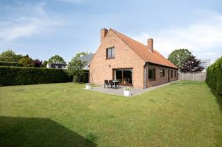 Deze ruime woning te koop in Waregem kan genieten van lichtrijke ruimtes, grondoppervlakte van ca. 853m² en ruime zolder met veel potentieel. De eigendom heeft een gunstige ligging nabij invalswegen.<br /><br />INDELING<br /><br />Inkomhal - apart toilet - ruime leefruimte met open haard - eetkamer - keuken - berging - recente badkamer (dubbele lavabo, douche) - slaapkamer 1 - slaapkamer 2 - garage met automatische poort - tuin - tuinhuis<br /><br />Er is een ruime zolder boven waar nog 3 kamers kunnen voorzien worden.<br /><br />ALGEMEN INFO<br /><br />- zolder met dakisolatie<br />- overal dubbel glas<br />- overal rolluiken<br />- centrale verwarming: elektrisch<br />- pelletkachel in de keuken<br />- uiterste aktedatum 22/10/2026<br />- beschikbaar vanaf 22/11/2026<br /><br />Interesse in deze woning te koop in Waregem? Contacteer ons voor meer info of een bezoek via 056 605 605!<br /><br />Dit pand is onderworpen aan de renovatieverplichting van de Vlaamse overheid voor residentiële gebouwen (behoudens bij sloop binnen 5 jaar na de aankoop). Consulteer voor meer informatie de website van het Vlaams Energie- en Klimaatagentschap via https://www.vlaanderen.be/een-woning-kopen/renovatieverplichting-voor-residentiele-gebouwen<br /><br />Bestuursmaatregelen in het maatregelenregister: nee