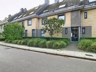 <p>Thuiskomen in een instapklaar appartement in de rustige Burgem. Stanislas de Rijcklaan in Heverlee, waar je meteen het gevoel krijgt dat je hier wil blijven. Dit lichtrijke appartement combineert comfort met een praktische indeling, perfect voor wie op zoek is naar een zorgeloze thuis in een groene, aangename buurt.</p><p>Binnen vind je twee ruime slaapkamers die beiden fungeren als volwaardige leefruimte, ideaal voor een gezin, samenwonenden of wie nood heeft aan een thuiskantoor. De badkamer is functioneel ingericht en sluit naadloos aan bij de verzorgde algemene staat van het pand. De indeling is doordacht en laat toe om elke ruimte optimaal te benutten, zonder in te boeten aan privacy of comfort.</p><p>Dit appartement beschikt over een terras waar je op mooie dagen kan genieten van een moment rust, evenals een garage (verplicht bij te huren aan €130/maand) en bijkomende parkeergelegenheid, iets wat je in de stad niet snel tegenkomt. Het pand is move-in ready, dus je kan er zo intrekken zonder bijkomende werken. Met een EPC-label B en een score van 107 scoort dit appartement bovendien goed op energetisch vlak, wat zich vertaalt in een aangenaam wooncomfort.</p><p>De ligging is een troef op zich: winkels, scholen, een sportcentrum, openbaar vervoer en het station bevinden zich allemaal in de buurt, terwijl ook de invalswegen vlot bereikbaar zijn. Zo combineer je de rust van Heverlee met de bereikbaarheid van alle dagelijkse voorzieningen.</p><p>Benieuwd naar dit appartement? Neem snel contact op met ons kantoor om een bezoek in te plannen, want een thuis zoals deze blijft niet lang beschikbaar.</p>