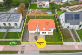 Deze ruime woning werd gebouwd met degelijke materialen en biedt vandaag nog alle mogelijkheden om er, na een opfrissing, een warme gezinswoning...