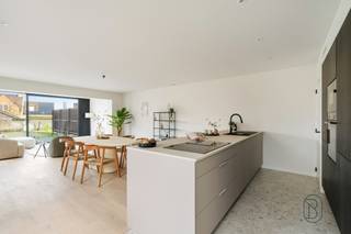 <p>Topgelegen kwaliteitsvolle nieuwbouwwoning, stijlvol afgewerkt! (+ 21% BTW)<br />Indeling: inkom met traphal, vestiaire en apart toilet, lichtrijke leefruimte (mooi parket), open volledig uitgeruste keuken met eiland, handige bergruimte. Op de eerste verdieping bevinden zich de overloop, 2 volwaardige slaapkamers en de badkamer (dubbele lavabo, inloopdouche en toilet). De grote masterbedroom bevindt zich op de tweede verdieping en beschikt over een dressingruimte en aparte bureauhoek.<br />De woning staat op een mooi perceel en heeft reeds een aangelegd terras en oprit voor meerdere wagens.<br />TROEVEN: centrale verwarming met warmtepomp, zonnepanelen aanwezig, regenwater aangesloten, mooie materialen, reeds geschilderd, verzorgd afgewerkt.<br />Meer info of een bezoek? Contacteer info@immobeguin.be</p>