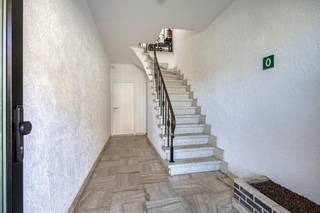 Bent u op zoek naar een instapklaar en smaakvol gerenoveerd appartement op een rustige locatie? Dan is dit appartement aan de Bergstraat in Berg...