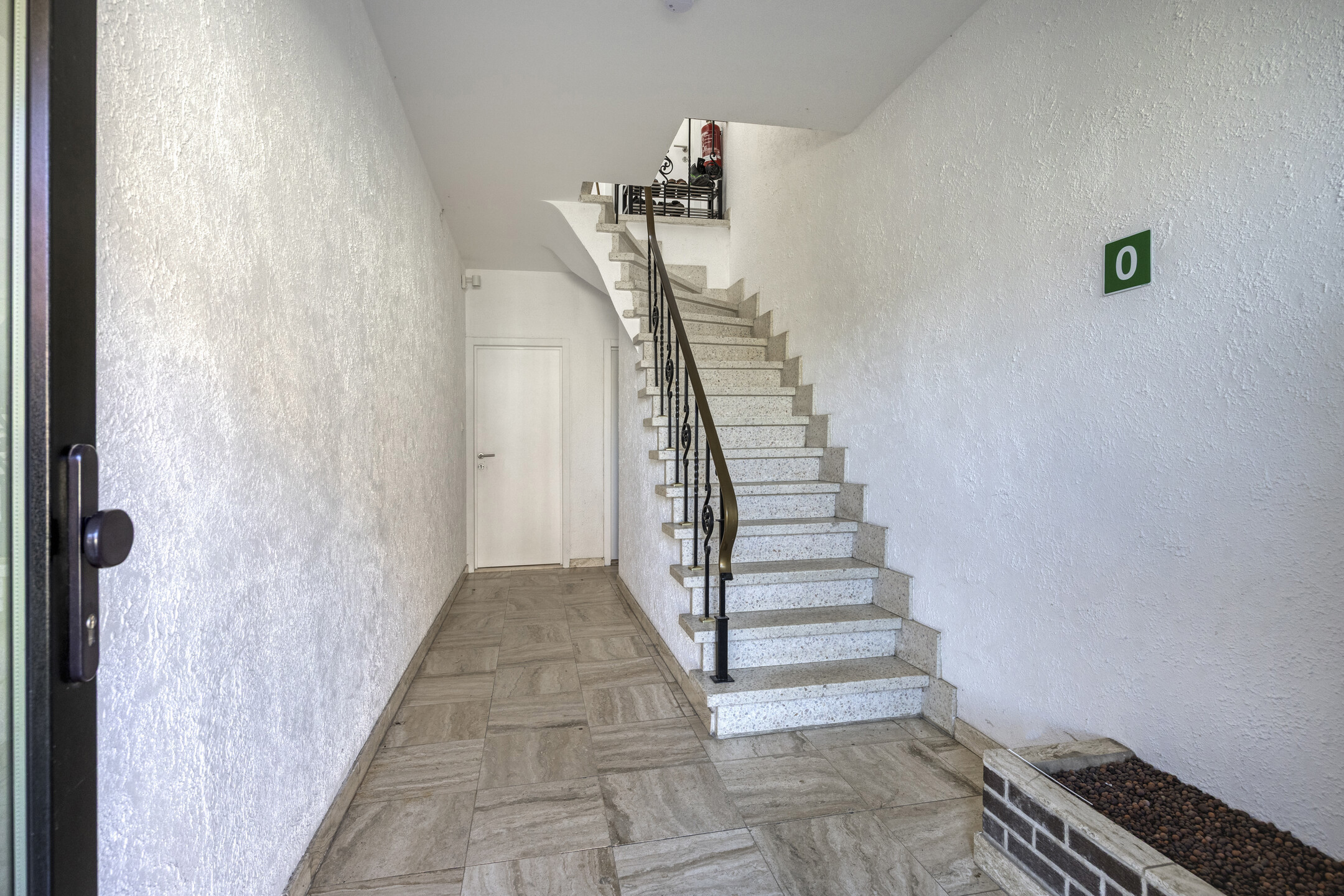 Gelijkvloers, gerenoveerd appartement met 2 slaapkamers - foto 3