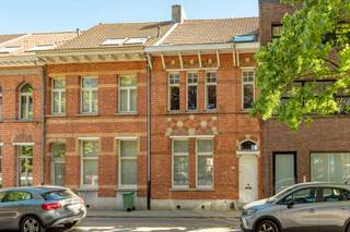 <strong>Charmante stadswoning, te renoveren maar met veel potentieel! Authentieke elementen, 5 slaapkamers en een zuidgerichte tuin met veel privacy. Dit op slechts enkele minuten van het centrum!</strong><br /><br /><strong>Ligging:</strong> invalsweg naar het centrum, nabij station en scholen<br /><br /><strong>Indeling: </strong>inkomhal, woonkamer, wasplaats, badkamer, kelder, 5 slaapkamers, tuin<br /><br /><strong>Omschrijving:</strong> te renoveren stadswoning op een zuidgericht perceel van 231 m², een aantal authentieke elementen in de woning bleven behouden zoals vloerwerk in inkomhal, wandlijsten ... Ruime inkomhal met plaats voor fietsen, woonkamer met erg hoge plafonds, open haard en elektrische rolluiken. Keuken met kastwerke en toestellen en een te vernieuwen badkamer. Uitbreiding mogelijk via de wasplaats. Koele en droge kelder. Eerste verdieping met drie grote slaapkamers. Vaste trap naar de zolderverdieping met hier een erg grote zolderkamer en een kleinere vijfde slaapkamer. Mogelijkheid voor badkamer zowel op eerste als op tweede verdieping. <br /><br />Achteraan het huis een groot terras met een aansluitende ommuurde zuidgerichte tuin met veel privacy en vooral veel rust.<br /><br />Epc-score: 610 kWh/m² (label F)<br /><br /><strong>Bijzondere informatieplicht:</strong> in aanvraag<br /><br /><em>Graag wijzen wij u op de renovatieplicht voor gebouwen met een E of F EPC-label uiterlijk 6 jaar na aankoop te rekenen vanaf het verlijden van de notariële akte. Voor meer info kijk op de website van het Vlaams Energie- en Klimaatagentschap:<span> </span>https://energiesparen.be/renovatieverplichting</em>