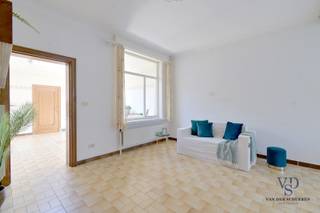 Deze charmante woning is gelegen in de rustige Sint Rochuswegel, op een steenworp van het centrum van Gavere en zijn talrijke voorzieningen.<br /><br />De woning beschikt over een inkomhal, een aangename leefruimte en een afzonderlijke keuken, waar het daglicht via de dakkoepel mooi binnenvalt. Verder zijn er een badkamer en een kelder aanwezig.<br /><br />Op de verdieping bevinden zich twee volwaardige slaapkamers, waarvan één momenteel werd opgedeeld in twee kamers, goed voor in totaal drie kamers.<br /><br />Daarnaast beschikt de woning over een ruime berging en een aangename tuin. <br />Zijdelings is er een uitweg via een poortje voorzien, waardoor u ook met de fiets vlot toegang heeft tot de achterkant van de woning.