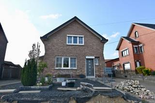 Deze verzorgde gezinswoning combineert een centrale ligging aan de Hasseltsesteenweg met de rust van een eigen tuin achteraan, bereikbaar via...