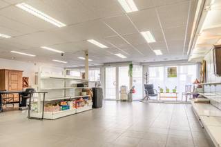 Op zoek naar een <strong>commerciële ruimte met woonruimte </strong>aan? Dan is Dorp West 54, 2070 Zwijndrecht misschien wel iets voor jou.<br />Deze handelszaak is gelegen langs de hoofdbaan van Zwijndrecht en ook nog eens vlakbij het centrum, de winkelstraat en openbaar vervoer. Zoek je een strategische ligging? Dan is deze hier zeker al aanwezig.<br /><br />Op de gelijkvloerse verdieping vinden we de commerciële ruimte van maar liefst <strong>100m2</strong>. Deze is momenteel opgedeeld in een grote ruimte voor kantoor of winkelruimte en heeft nog 4 extra aparte ruimtes die dienst doen als bureau <strong>(6m2),</strong> berging <strong>(5m2)</strong>, toilet en magazijn <strong>(7m2)</strong>. Bij deze commerciële ruimte bevindt zich aansluitend ook nog een grote <strong>garage </strong>van <strong>50m2</strong>. Deze kan ook gebruikt worden als opslagplaats of magazijn. De garage staat in rechtstreeks contact met de commerciële ruimte. <br /><br />Met de trap komen we op de 1e verdieping. Hier vinden we de toegang tot het duplex appartement. De<strong> hal </strong>brengt ons naar de<strong> lichtrijke woonkamer.</strong> Dankzij de grote raampartijen baadt de ruimte in het licht. Vanuit de woonkamer heb je toegang tot het ruime <strong>terras</strong> met een oppervlakte van <strong>70m2</strong>. Hier is het in de zomer heerlijk vertoeven. Aansluitend vinden we de <strong>keuken</strong> die is uitgerust met een kookvuur, oven, ijskast, diepvries en vaatwasser. Verder vinden we op deze verdieping de eerste <strong>slaapkamer</strong>, de <strong>badkamer</strong> met bad en dubbele lavabo, <strong>apart toilet</strong> en nog een handige <strong>wasplaats</strong>.<br /><br />Op de tweede verdieping van het gebouw vinden we de duplexverdieping. Hier zijn nog maar liefst <strong>5 slaapkamers</strong> en nog een <strong>extra badkamer</strong> met douche en apart toilet. De slaapkamers hebben een oppervlakte van 24m2, 23m2, 20m2, 17m2 en 16m2. Ruimte genoeg om al jouw spullen een plaatsje te geven.<br /><br />Als extra troef is er ook nog een gezellige <strong>tuin met terras</strong> aanwezig.<br /><br /><u><strong>Technisch:</strong></u>
<ul>
<li>EPC: 140 kWh/m2jaar, energiezuinig</li>
<li>Zonnepanelen aanwezig</li>
<li>Airco in woonkamer en keuken</li>
<li>Wg, Vg, Gvv, Gmo, Gvkr</li>
<li>G-&P-Score: A&A</li>
</ul>
<br />Interesse? Maak dan snel je afspraak op 03 369 70 33.