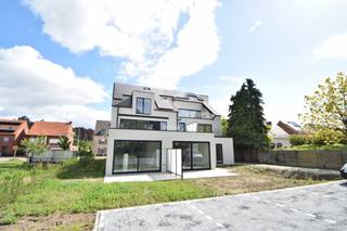 Nieuwbouw BEN APPARTEMENT (67,40 m²) met 1 slaapkamer en zeer groot dakterras in een KLEINSCHALIGE Residentie “EBENORA 6” met slechts 7 appartementen gelegen nabij het centrum van Tielen.<br /><br />Het appartement bestaat uit een inkomhal met apart gastentoilet en berging. De inkomhal geeft achteraan uit op de slaapkamer met aanpalende badkamer en een ruime leefruimte met veel lichtinval bestaande uit een open keuken met eethoek en een zithoek die uitgeeft op een zeer groot dakterras. <br /><br />Het appartement is ZEER ENERGIEZUINIG, voorzien van een ventilatiesysteem D, zonnepanelen en geothermisch warmtepompsysteem met vloerverwarming, hiermee kan in de zolder ook gekoeld worden. <br /><br />Het appartement is gelegen op 300 meter van de markt van Tielen, de winkels en het treinstation, maar ook vlakbij het natuurgebied “Balderij”.  <br /><br />TROEVEN:<br />•D-ventilatie met warmterecuperatie.<br />•Warmtepompsysteem met vloerverwarming, ook mogelijkheid tot koelen.<br />•Individuele zonnepanelen per appartement. <br />•Veel lichtinval.<br />•Geluidsarme en energiezuinige lift. <br />•Hoogwaardige afwerking. <br />•Laadpaal voorzieningen. <br /><br />De gemeenschappelijke kosten dienen nog bepaald te worden. <br /><br />Bij het appartement hoort een bovengrondse autostaanplaats en een grote kelderberging.<br /><br />Er is een gemeenschappelijke fietsenberging en vuilberging.<br /><br />Indien u meer informatie wenst of een plaatsbezoek wil, aarzel dan niet contact op te nemen, tel. 014 71 50 08 of 0496 51 10 10 of mail naar christoffel@vastgoedpicavet.be<br /><br /><br />