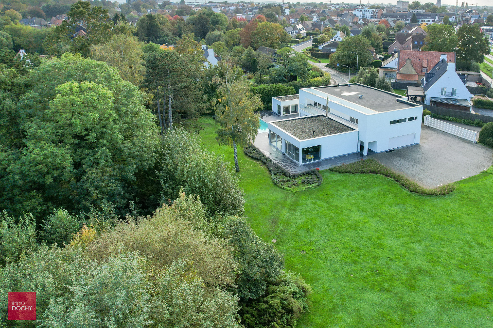 Centraal gelegen moderne ruime villa met appartement of burelen op ca. 5.664m² - foto 1