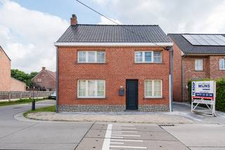 Deze gerenoveerde en instapklare woning, rustig gelegen aan de rand van het centrum van de gemeente Hulshout, omvat op het gelijkvloers een...
