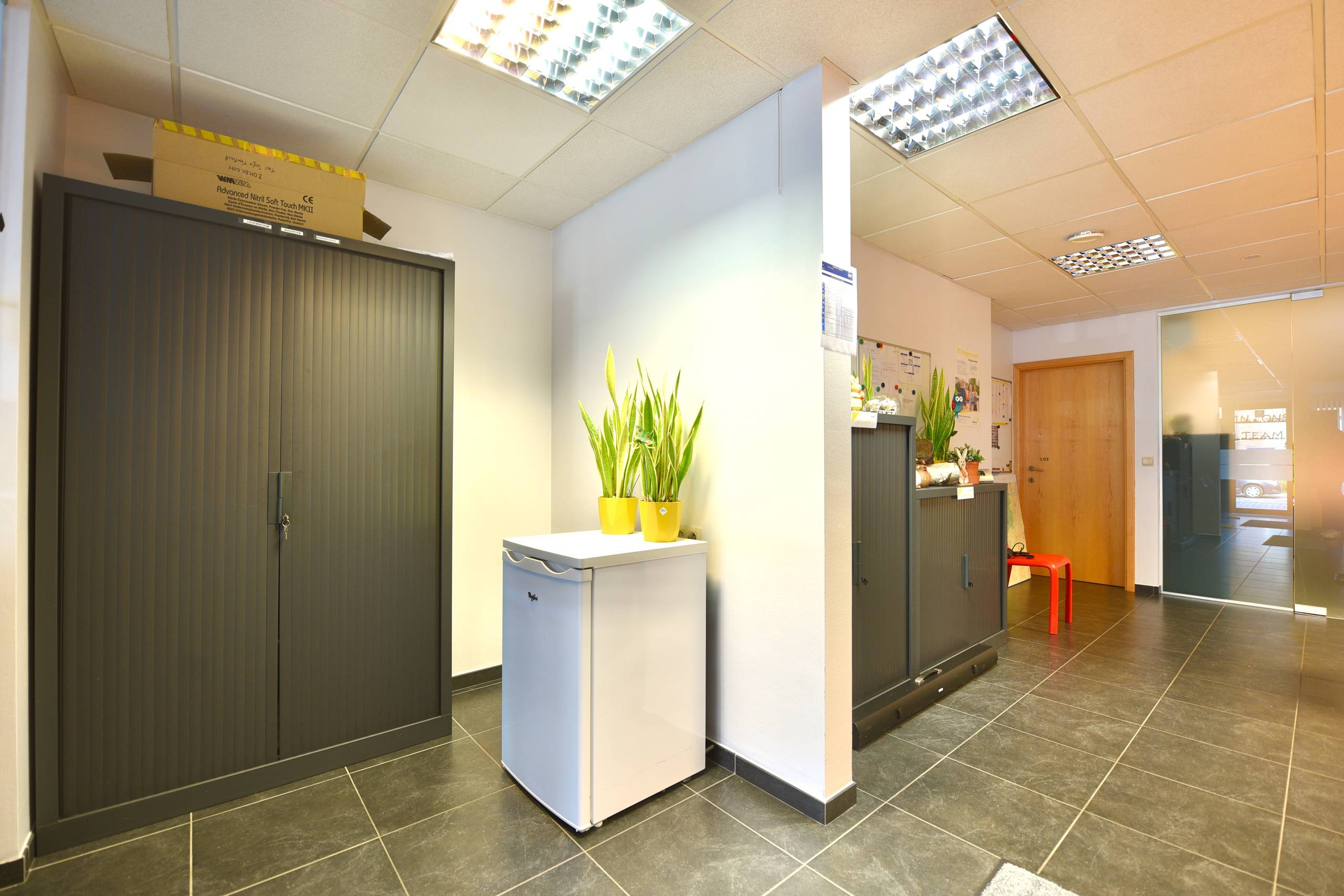 Handelsruimte met 3 privatieve parkeerplaatsen, kitchenette en sanitair voor 1.250 EUR/mnd - foto 4