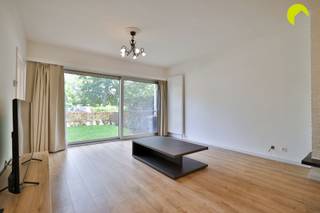<p><span>Nabij het centrum van Edegem vinden we dit gerenoveerd appartement (85m²) met 2 à 3 slaapkamers.</span></p><p><span>Het appartementsgebouw werd opgetrokken in 1976 en bestaat uit zes appartementen. Er is geen lift! Doorheen de jaren werd het gebouw steeds goed onderhouden. Het dak is ook reeds voorzien van isolatie conform de normen van 2020.</span></p><p><span>Centrale locatie, op wandelafstand van het centrum van Edegem en in directe nabijheid van openbaar vervoer, winkels, scholen, verbindingswegen enzovoort.</span></p><p><span> </span></p><p><span>Het appartement zelf beschikt over dubbele beglazing met nieuw, aluminium schrijnwerk (2018) en centrale verwarming op gas (individueel). </span></p><p><span> </span></p><p><span>Indeling:</span></p><p><span> </span></p><p><span>We betreden het appartement in de ruime en lichte leefruimte. De grote schuiframen aan de voorzijde zorgen voor veel natuurlijke lichtinval.</span></p><p><span>Aan de voorzijde van het gebouw bevindt zich de recent vernieuwde Eggo-keuken die voorzien is van alle comfort (ingebouwde oven,  spoelbak, kasten, vaatwasmachine, kookplaat + dampkap).</span></p><p><span>Het slaapgedeelte, dat zich aan de achterzijde van het gebouw bevindt, wordt afgescheiden door de nachthal. Hier is een ingebouwde vestiaire en een vernieuwd gastentoilet.</span></p><p><span> </span></p><p><span>Er zijn twee slaapkamers en een derde tussenkamer die eveneens als slaapkamer of als bureau of dressing gebruikt kan worden.</span></p><p><span>De badkamer werd volledig vernieuwd en is voorzien van een douche, een badkamermeubel met spiegelkast en aansluitingen voor was-en droogmachine.</span></p><p><span> </span></p><p><span>Inclusief in de prijs is een handige kelderberging.</span></p><p><span>Mogelijkheid om een garagebox bij aan te kopen achter het gebouw aan € 25.000.</span></p><p><span> </span></p><p><span>Graag som ik voor u de pluspunten van dit appartement nog even op:</span></p><p><span> </span></p><ul><li><span>Centrale locatie, op wandelafstand van het centrum van Edegem en in directe nabijheid van winkels, scholen, openbaar vervoer, ...</span></li><li><span>Volledig vernieuwde keuken en badkamer</span></li><li><span>Overal nieuwe laminaatvloeren en nieuwe radiatoren</span></li><li><span>Individuele meters  gas en elektriciteit</span></li><li><span>Tussenmeter voor water</span></li><li><span>Goed onderhouden gebouw (geen aanstaande kosten, dak reeds voorzien van isolatie)</span></li><li><span>Gunstig EPC, asbestveilig, EK conform</span></li></ul><p><span> </span></p><p><span>Nuttige informatie:</span></p><p><span>-EPC 205 kWh/m² jaar </span></p><p><span>-P-score = A en G-score = A</span></p><p><span>- Gem. kosten 130 euro p/m (syndicus, blokpolis, water, minuterie, onderhoud gem. delen)</span></p><p><span> </span></p><p><span>Voor een bezoek ter plaatse kan u ons contacteren op het nummer 03/449.42.41 of surf naar <span>www.habicom.be</span></span></p><p><span>Benieuwd naar de waarde van jouw woning?  Check het gratis op <span>www.watismijnhuiswaard.be</span></span><span> </span></p><p><span> </span></p><p><span> </span></p>