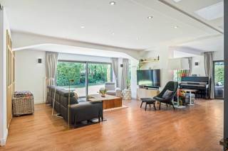 Op een uitstekende locatie in Keerbergen bevindt zich deze authentieke, energiezuinige villa met 4 slaapkamers, dubbele garage en aangelegde tuin op een perceel van 1503 m². U geniet hier van een groene omgeving, toch met een uitstekende bereikbaarheid richting diverse invalswegen en vlakbij het centrum van Keerbergen en Tremelo met winkels, eet-en drankgelegenheden, scholen en het openbaar vervoer op wandel- en fietsafstand. <br /><br />Benieuwd naar deze woning? Klik hier voor een eerste kennismaking met deze charmante villa. <br /><br />We betreden de woonst via de inkomhal met apart gastentoilet. De open leefruimte, die u kan inrichten met een gezellige zithoek en een aparte eetplaats, geniet van een fantastische lichtinval door de vele raampartijen. Van hieruit heeft u rechtstreeks toegang tot het terras en kan u genieten van een prachtig zicht over de volledig aangelegde en omheinde tuin. De open keuken is mooi geïntegreerd in het geheel en is voorzien van de meest kwalitatieve toestellen. Verder bevindt zich op dit verdiep nog een bureauruimte, een handige berging en de wasplaats.  De nachthal op de eerste verdieping geeft toegang tot drie slaapkamers met elk een aparte dressing waarvan één met ensuite badkamer, uitgerust met  dubbele lavabo, ligbad, inloopdouche en toilet. De twee andere slaapkamers delen een badkamer met dubbele lavabo, toilet en inloopdouche. Op de tweede verdieping bevindt zich nog een ruime vierde slaapkamer met dressing. <br /><br />In de sfeervolle tuin met meerdere terrassen kan u genieten van het mooie weer. Verder beschikt u over voldoende parkeermogelijkheden en is er nog een ruime dubbele garage met elektrische poorten aanwezig die plaats biedt aan 2 wagens en overigens ook veel extra opbergruimte voorziet.<br />De elektrische installatie is conform. <br /><br />Dit is een uitstekende opportuniteit als u op zoek bent naar een ruime villa met 4 slaapkamers en een fantastische tuin op een uitstekende locatie in Keerbergen. Contacteer ons voor meer informatie op 0479 13 63 69 of via info@boonstravastgoed.be<br /><br />Bijzonderheden:<br />- 4 slaapkamers<br />- Lichtrijke woning<br />- Perceel van 1503 m²<br /> 
