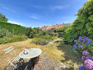 Op een rustige en vlot bereikbare ligging in Assebroek vind je deze karaktervolle gezinswoning met een mooie bewoonbare oppervlakte, grote tuin en tal van mogelijkheden om ze volledig naar eigen smaak te moderniseren.<br /><br />Via de inkomhal kom je in de ruime leefruimte met een zit- en eetplaats. Aansluitend bevindt zich de ruime keuken, die toegang biedt tot de berging met wasplaats en de badkamer, ingericht met een inloopdouche, dubbele lavabo en toilet.<br />Verder is er nog een apart toilet.<br /><br />Buiten geniet je van een aangename, groene tuin met terras, een overdekt terras/lounge en een praktisch bijgebouw – de ideale plek voor wie graag buiten leeft. Er is een garagebox, die bereikbaar is via een zijweg.<br /><br />De eerste verdieping telt twee ruime slaapkamers. Op de tweede verdieping vind je een derde volwaardige slaapkamer en een zolderruimte.<br /><br />Deze woning is de ideale opportuniteit voor wie op zoek is naar een woning met karakter en de kans om een warme thuis te creëren op een gegeerde ligging in Assebroek, vlakbij het centrum van Brugge.<br /><br />Mogelijkheid tot bijkopen van de garagebox. <br /><br />Extra troeven<br /><br />
<ul>
<li>zonnepanelen</li>
<li>garagebox</li>
<li>nabij belangrijke invalswegen, scholen,...</li>
<li>vlakbij centrum van Brugge</li>
</ul>
Richtprijs: 374.000 euro<br /><br />Deze woning is te koop ZONDER makelaar via het concept van Smart Houses. Wenst u verdere inlichtingen of een bezoek? Contacteer rechtstreeks de eigenaar via 0475/63.19.07