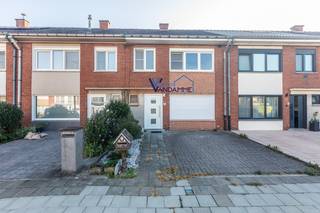 Rustig gelegen woning met 4 slaapkamers, terras en tuin (Energielabel C, centrale verwarming, elektriciteit goedgekeurd...).<br /><strong>foto's vóór werden bewerkt met AI waarbij de indeling en de vaste elementen zoveel mogelijk werden behouden.</strong>