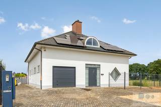 Vrijstaande woning met buitenzwembad in een doodlopende straat, omgeven door agrarisch groen te Wiekevorst.<br /><br />Deze solide woning, gelegen op een perceel van 885m², bevindt zich in een rustige en kindvriendelijke doodlopende straat. Winkels, scholen en openbaar vervoer bevinden zich in de nabije omgeving, Rust, ruimte en bereikbaarheid komen hier perfect samen.<br /><br />Op het gelijkvloers betreedt u de woning via de inkomhal, die toegang biedt tot de ruime en lichtrijke leefruimte met gezellige zithoek en eetplaats. De inbouwcassette zorgt hier voor extra sfeer en warmte. Aansluitend bevindt zich de open leefkeuken, die een prachtig zicht biedt op de tuin. Verder beschikt het gelijkvloers over een aparte bureauruimte, een gastentoilet, een praktische berging met wasplaats en douche alsook een inpandige garage.<br /><br />Vanuit de leefruimte bereiken we de 1 ste verdieping. De royale, polyvalente vide kan eenvoudig worden ingericht als extra slaap/speelkamer, of bureau. Verder bevinden zich 3 volwaardige slaapkamers en een ruime badkamer. Tot slot beschikt de woning nog over een praktische bergzolder.<br /><br />Troeven: EPC label C, airco, volledig onderkelderd, unieke locatie!<br /><br />De prachtig aangelegde en volledig omheinde tuin vormt een ware troef. Hier werd recent een nieuw zwembad geplaatst, waardoor u optimaal kunt genieten van het buitenleven.<br /><br />Kom gerust de mogelijkheden van deze veelzijdige woning ontdekken tijdens een bezoek ter plaatse.