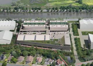 Uiterst goed gelegen KMO units op de nieuwe groene bedrijvencampus BOST, de voormalige Bostoen-site in Drongen.<br /><br />KMO-units van 144 m² tot 561 m² die samenvoegbaar tot grotere units.<br /><br />Dankzij de zichtbaarheid vanaf de R4, de nabijheid van de Gentse binnenring via de N466 en de vlotte verbinding met de E40 geniet deze site van een uitstekende bereikbaarheid. Ook het openbaar vervoer zorgt voor een vlotte toegankelijkheid.<br /><br /><u><strong>Unit C1 1.3</strong></u> nieuwbouwunit ligt op de eerste verdieping van STEK Noord en heeft een oppervlakte van 187 m².<br /><br />Via een brede, verwarmde oprijhelling rijdt u met een personenwagen of bestelwagen rechtstreeks naar de verdieping.<br />Grotere leveringen verlopen via de laad- en loszone op het gelijkvloers en de gemeenschappelijke goederenlift.<br /><br />Met een vrije hoogte van minstens 6 meter, een sectionaalpoort en daglicht via een lichtstraat biedt de ruimte verschillende gebruiksmogelijkheden.<br />De raampartijen zorgen voor een natuurlijke lichtinval en maken de inrichting van een kantoorruimte mogelijk.<br /><strong>2 privatieve parkeerplaatsen is inbegrepen.</strong><br /><br /><u><strong>Lanceringsvoorwaarde</strong></u>: aansluiting voor nutsvoorzieningen gratis tot 1/12/2026 - ter waarde van 12.500 € !!<br /><br />De <strong>oplevering </strong>is voorzien <strong>Q2 van 2028</strong>.<br /><br />Meer info of een afspraak plannen?<br /><strong>Bel of mail Thomas</strong>: 0475 32 51 89 - thomas@arcade-vastgoed.be