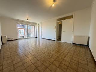 Dit appartement met twee slaapkamers geniet van een uitstekende ligging, erg centraal in Tielt. <br />Gelegen op de eerste verdieping van de residentie en bereikbaar met de trap of lift. <br /><br />Het pand heeft volgende indeling:<br />Ruime leefruimte, keuken met ontbijthoek, nachthal, 2 ruime slaapkamers, berging, badkamer, apart toilet, terras. <br /><br />De prijs van 675 EUR/ maand is inclusief syndicuskosten!<br />Beschikbaar in overleg. <br /><br />Enkele troeven:<br />- Uitstekende ligging;<br />- Geen extra syndicuskosten;<br />- Ruime slaapkamers.<br /><br />Voor meer info of uw bezoek? Contacteer ons!