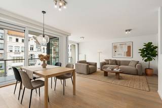<p>Op zoek naar een ruim, energiezuinig en veelzijdig appartement met een groot terras, op een centrale ligging in Oostende? Dit aangename appartement, gelegen op de tweede verdieping van een recente residentie uit 2008, combineert een praktische indeling met een uitstekende ligging en een bijzonder gunstig EPC-label A.<br /><br />Bij het binnenkomen wordt u verwelkomd in een ruime inkomhal die zorgt voor een aangename overgang naar de verschillende leefruimtes. Aan de voorzijde bevindt zich de ruime en lichtrijke woonkamer, die mooi aansluit op de eetruimte. De woonkamer is voorzien van een warme parketvloer, wat meteen voor een gezellige en kwalitatieve uitstraling zorgt. Aansluitend bevindt zich een extra ruimte die momenteel ingericht is als bureau. Deze ruimte kan bovendien, mits een aangepaste indeling, perfect worden omgevormd tot een derde slaapkamer. Hierdoor biedt het appartement verschillende mogelijkheden, afhankelijk van uw persoonlijke wensen. <br /><br />De keuken sluit mooi aan bij de leefruimte, maar is dankzij de indeling toch op een aangename manier afgescheiden van het woongedeelte. <br /><br />Een absolute troef is het brede terras aan de voorzijde. Hierdoor beschikt u over een verrassend ruime buitenruimte waar u heerlijk kunt genieten van de buitenlucht. Een terras van dit formaat is een echte meerwaarde in het centrum van Oostende.<br /><br />Via de inkomhal bereikt u de twee volwaardige slaapkamers en de badkamer. Deze is praktisch ingericht en beschikt over een inloopdouche en dubbele lavabo.<br /><br />Ook op het vlak van energie scoort dit appartement bijzonder goed. Dankzij het EPC-label A geniet u van een energiezuinige woning, wat zowel vandaag als op lange termijn een belangrijke troef is. Dankzij de airco in de slaapkamer, keuken en woonkamer is het ook in de zomer altijd aangenaam.<br /><br />Als bijkomende meerwaarde is er de mogelijkheid om een bijzonder ruime en diepe garagebox aan te kopen voor € 75.000. Deze biedt niet alleen plaats voor uw wagen, maar ook uitzonderlijk veel extra bergruimte voor fietsen, materiaal, hobbyspullen of andere zaken. Verder beschikt het appartementsgebouw ook over een gemeenschappelijke fietsberging.<br /><br />De ligging maakt het geheel compleet. U bevindt zich op wandelafstand van de jachthaven, het Maria Hendrikapark, het winkelcentrum, de Delhaize, het station en de post. Ook het strand, de Zeedijk, de haven en het centrum van Oostende bevinden zich vlakbij.</p>