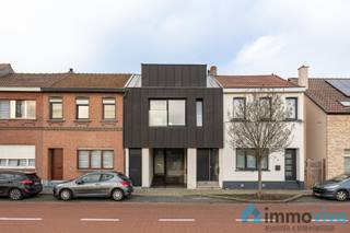 Unieke duplex met 2 slaapkamers, staanplaats en aparte handelsruimte op topligging.Op een toplocatie vlak aan het station van Hemiksem vindt u deze...