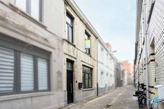 <p>TE KOOP IN EEKLO<br /><br />Gelegen in het centrum van <strong>Eeklo</strong> bevindt zich deze charmante en knusse woning. Rustig gelegen, maar toch op wandelafstand van winkels, scholen en openbaar vervoer. Hier woon je centraal in een bruisende stad met een gezellige sfeer.</p>
<h3>Indeling</h3>
<p><strong>Gelijkvloers</strong></p>
<ul>
<li>
<p>Ruime en lichtrijke leefruimte</p>
</li>
<li>
<p>Moderne, volledig uitgeruste keuken met alle nodige toestellen</p>
</li>
<li>
<p>Praktische wasplaats</p>
</li>
<li>
<p>Handige berging</p>
</li>
</ul>
<p><strong>Eerste verdieping</strong></p>
<ul>
<li>
<p>Ruime slaapkamer</p>
</li>
<li>
<p>Grote, comfortabele badkamer voorzien van alle hedendaags comfort</p>
</li>
</ul>
<p><strong>Tweede verdieping</strong></p>
<ul>
<li>
<p>Twee extra slaapkamers / zolderkamer<br />Ideaal als kinderkamers, bureau of hobbyruimte</p>
</li>
</ul>
<h3>Troeven</h3>
<p>✔ Instapklaar – geen verbouwingen nodig<br />✔ Energiezuinig en modern<br />✔ Centrale ligging<br />✔ Gezellige stadstuin met overkapping – perfect voor zomeravonden, barbecues of ontspannen momenten</p>
<hr />
<h3>Bezoekmoment</h3>
<p>📅 <strong>Vrijdag 6/3 van 16u00 tot 18u30</strong> (op afspraak)</p>
<p>Na bevestiging van je bezoek ontvang je alle verdere informatie over het pand.</p>
<p>Een afspraak maken kan via onze website <strong>Cornelis &amp; Goeman</strong><br />of via de makelaar:</p>
<p><strong>Simon Coens</strong><br />📞 0478/206.774<br />✉ simon@cornelis-goeman.be</p>