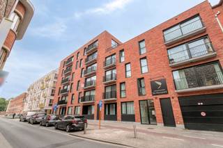 Centraal gelegen en instapklare assistentie flat in een recent gebouw (Residentie De Wijngaard) op wandelafstand van de Grote Markt, Station en vlakbij het Winkelcentrum K! Moderne look en voorzien van een ingerichte keuken, gezellige living, grote badkamer en 2 slaapkamers. En met kers op de taart een aangenaam terras met uitzicht op groen en dit midden in het centrum. <br />Daarnaast ben je altijd verzekerd van professionele zorg en ondersteuning, met een uitgebreid aanbod aan thuiszorg volledig afgestemd op jouw noden.<br />In de sfeervolle bistro kan je terecht voor een smakelijke verse maaltijd, een heerlijke kop koffie of een verfrissend drankje. Zodra het mooi weer is, geniet je volop van rust en gezelligheid in de groene binnentuin en op het zonnige terras.<br />Mogelijkheid tot aankoop ondergrondse standplaats.