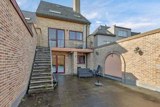 Voor meer info of een bezoek, bel 053 59 49 32 - Deze bel-etage woning is gelegen op een goede ligging in Ninove en beschikt over een...