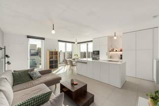 Mooi en rustig gelegen nieuwbouwappartement gelegen op de tweede verdieping op korte afstand nabij het centrum van Zedelgem. Het gebouw dateert van 2016 en het appartement beschikt over een totale bruto oppervlakte van 91 m².<br /><br />De lichtrijke leefruimte met open keuken vormt het hart van het appartement. De keuken is luxueus uitgerust waaronder een inductieplaat met ingebouwde dampkap, ingebouwde koelkast met vriesvak, vaatwasser, dubbele oven en gootsteen met kraan. Toestellen zijn van merk Siemens en het werkblad is afgewerkt in een strakke natuursteen.<br /><br />Via het schuifraam staat u onmiddellijk in verbinding met een  gezellige zuid gericht terras, voorzien van buitenverlichting.<br /><br />Verder omvat het appartement twee slaapkamers, waarvan één momenteel gebruikt wordt als dressing, een hedendaagse badkamer met inloopdouche, en een meubel met lavabo en spiegelkast. Het wc is afzonderlijk en daarnaast is er een praktische berging/wasplaats met ventilatiesysteem.<br /><br />Het appartement is bijzonder energiezuinig wat resulteert in een EPC-label A!<br /><br />Bij het appartement dient de autostaanplaats nr.24 bijgekocht te worden. <br /><br />Momenteel is dit appartement verhuurd aan 917.80 € per maand en vormt dus een uitstekende investering.<br /><br />Voor een bezoek bel ons op het nummer 050/333976 - 0476/270379 ( buiten kantooruren )