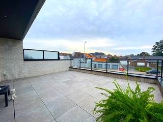 In dit ruim en lichtrijk appartement geniet u van alle hedendaags comfort. Deze residentie werd recent gebouwd, is energiezuinig en afgewerkt met kwaliteitsvolle materialen. Gelegen nabij het centrum van Sint-Eloois-Vijve met een goede bereikbaarheid naar invalswegen, autostrade, winkels en het station van Waregem. <br /><br />De indeling is als volgt:<br /><br />- Ruime inkomhal met ingemaakte maatkast die dient als schoenenkast, alsook voor wasmachine en droogkast. <br />- gastentoilet. <br />- lichtrijke leefruimte met volledig ingerichte open keuken. De keuken is voorzien van Siemens-toestellen, nl. een vaatwasser, grote koelkast, oven, microgolf, keramische kookplaat en dampkap. Aansluitend bij de keuken is er een ruime handige berging. <br /><br />Vanuit de leefruimte kan u naar het groot terras (ca. 35 m²).<br /><br />De badkamer heeft een zeer groot en handig lavabomeubel, ligbad en douche. Er zijn twee slaapkamers aan de achtergevel. Deze bieden ook toegang aan het tweede terras (ca. 35 m²) achteraan.<br /><br />De garage wordt mee verhuurd aan 70 € / maand.<br /><br />Voorzieningen:<br />- centrale verwarming op aardgas<br />- elektriciteit op dag- en nachttarief<br />- stadswater<br />- lift aanwezig.<br /><br />Syndic: € 60/maand.<br />Beschikbaar: 01/01/2027