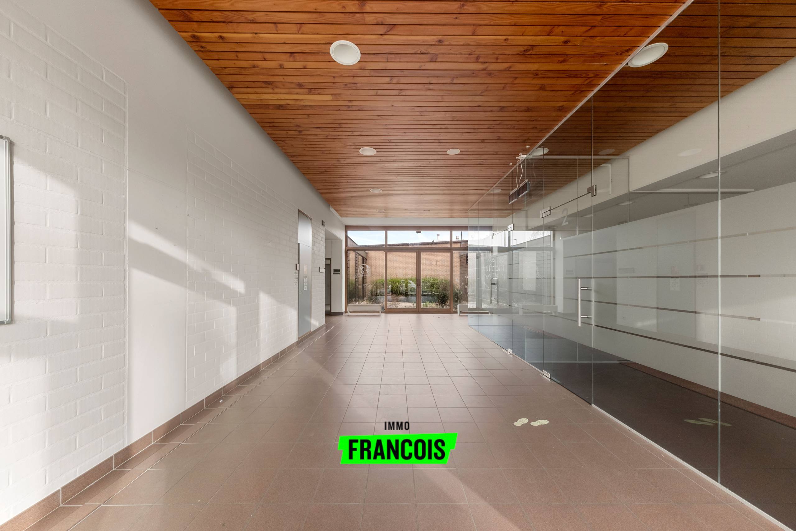 Opbrengsteigendom met handelsruimte en twee appartement op toplocatie te Beernem - foto 3