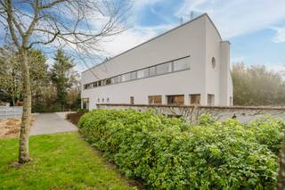 This unique villa with a living area of no less than 300m² is looking for its new residents! The location & cozy garden are just a few of the many advantages!<br /><br />The layout is as follows:<br />You will be welcomed into a spacious entrance hall, complete with cloakroom and separate guest toilet.<br /><br />The house has a bright living space with a view of the garden and the countryside, so you can fully enjoy the view of greenery. The adjoining dining area is spacious and attractive.<br /><br />The practical kitchen is fully equipped with all modern comforts (oven, steam oven, microwave, refrigerator, dishwasher and gas stove). Right next to it, there is a handy laundry room and extra storage space for optimal convenience.<br /><br />Thanks to the large windows and the well thought-out layout, each room enjoys pleasant light and a relaxing contact with the outside environment.<br /><br />On the first floor:<br />There is a very spacious office space that can perfectly serve as a second living space or hobby room. <br /><br />Through the night hall, you have access to 4 full bedrooms.<br /><br />There is a comfortable, large bathroom with a bath, shower and double sink.<br /><br />The house also has a sunny garden, a practical attic, many parking options and solar panels!<br /><br />Interested? Request a visit at www.dewaele.com