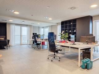 **Kantoorruimte op een toplocatie in Antwerpen**
Ontdek deze uitzonderlijke kantoorruimte van 250m² op de 11de verdieping van de prestigieuze Parktoren. De ruimte is deels bemeubeld met tafels en stoelen, klaar voor onmiddellijk gebruik. Daarnaast beschikt het kantoor over een bar en een industriële keuken, perfect voor zowel werk als ontspanning.
Geniet van een adembenemend uitzicht over de stad vanaf de terrassen aan beide zijden van de ruimte.
Vaste kosten bedragen €400 per maand, inclusief verwarming.
Mogelijkheid tot het huren van autostaanplaatsen.
Voor meer informatie of om een bezoek te plannen, neem contact op met Trevi.