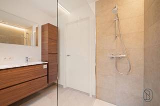 <article><div><div><div><div><div><div><p><strong>Ontdek dit kleinschalig project van 4 energiezuinige woningen waar comfort, kwaliteit en toekomstgericht wonen centraal staan.</strong></p><p>Deze <strong>moderne BEN-woningen</strong> zijn gebouwd volgens de hoogste normen en uitgerust met de <strong>nieuwste technieken</strong> op vlak van energiezuinigheid en wooncomfort. Denk aan optimale isolatie, ventilatiesystemen, hoogwaardige beglazing en duurzame installaties die zorgen voor <strong>lage energiekosten</strong> én maximaal woonplezier.</p><p>Elke woning biedt een <strong>ruime bewoonbare oppervlakte van 144 m²</strong>, ideaal ingedeeld voor gezinnen die op zoek zijn naar licht en ruimte. Bovendien liggen de woningen op <strong>zuidwestgerichte percelen van 256 m² tot maar liefst 791 m²</strong>. Hierdoor geniet je het hele jaar door van <strong>overvloedige natuurlijke lichtinval</strong> en <strong>zonovergoten tuinen</strong> – perfect voor wie houdt van buitenleven, ontspanning en privacy.</p><p><strong>Extra troef:</strong> indien je voldoet aan de wettelijke voorwaarden, kan je deze woning <strong>aankopen aan het verlaagde btw-tarief van 6%</strong>, wat een aanzienlijke financiële besparing oplevert.</p><p><strong>Kortom:</strong> deze ontwikkeling combineert hedendaags design met duurzame technologie, royale ruimtes en een uitstekende ligging. De ideale keuze voor wie toekomstgericht en energiezuinig wil wonen in een mooie, groene omgeving.</p><p>Wil je meer info, plannen inkijken of een bezoek inplannen? Neem gerust contact op: emiel@immobeguin.be</p></div></div></div></div><div></div><div><div></div></div></div></div></article><div></div>